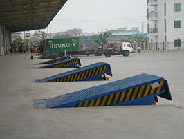固定式登車橋.jpg